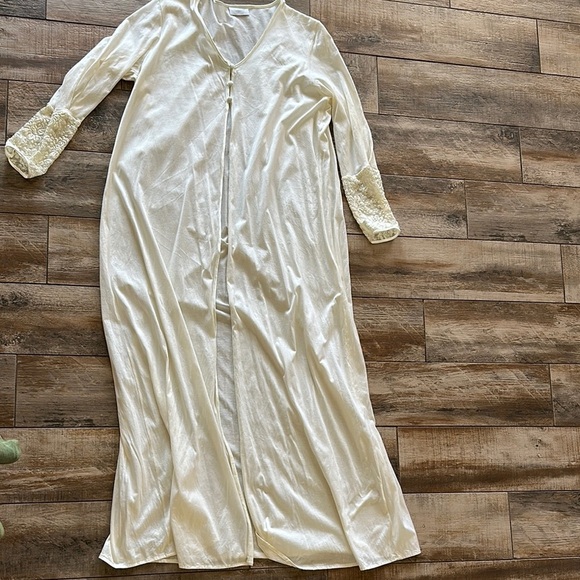 HANRO‎ IVORY CREAM 3 BUTTON PEIGNOIR ROBE LACE SLEEVE​ - Picture 1 of 11